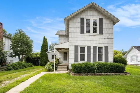 1307 Pearl St, Lake Odessa, MI 48849
