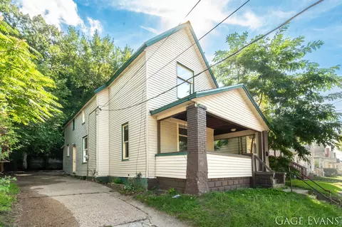 902 Sherman St SE, Grand Rapids, MI 49506