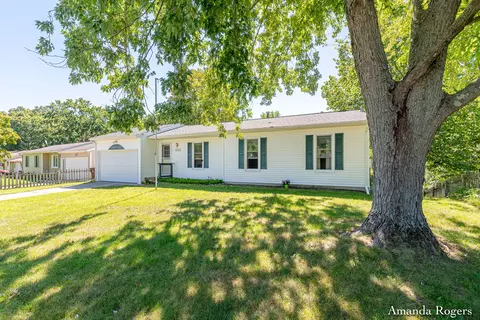 10614 Settlewood Dr SE, Lowell, MI 49331