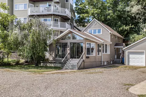 96 Lakefront Dr, Battle Creek, MI 49015