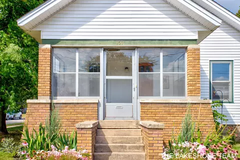 151 W Mckinley Ave, Zeeland, MI 49464