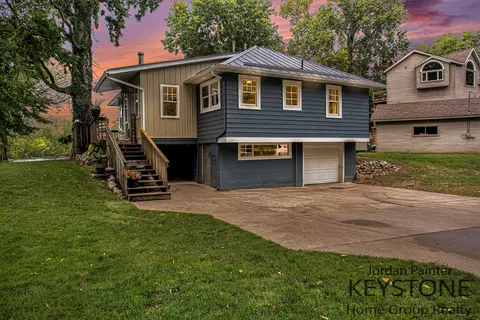 4281 Willow Dr NE, Grand Rapids, MI 49525