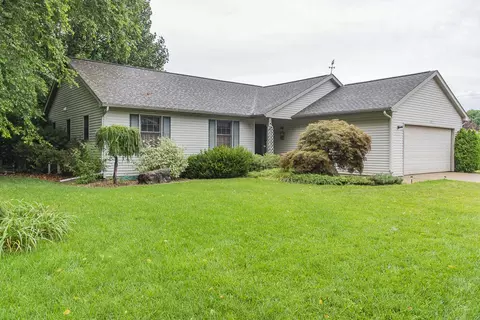 1015 S Peach Ct, Plainwell, MI 49080