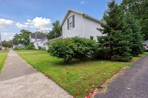 215 E Center St, Belding, MI 48809 photo 4