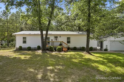 8661 Algonac Trl, Howard City, MI 49329