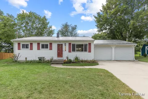 324 Stadium Dr, Middleville, MI 49333