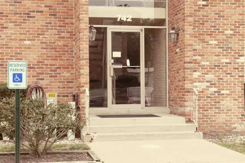 742 W Kilgore Rd #208, Kalamazoo, MI 49008