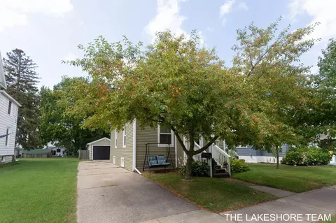 30 Pine St, Zeeland, MI 49464