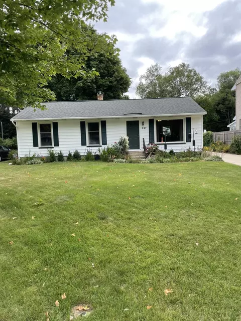 927 S Division St, Whitehall, MI 49461