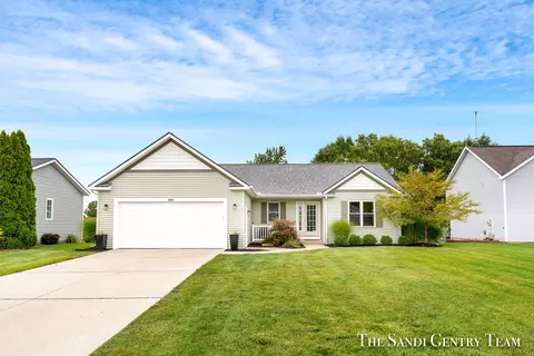 10249 Lynwood Ln, Zeeland, MI 49464