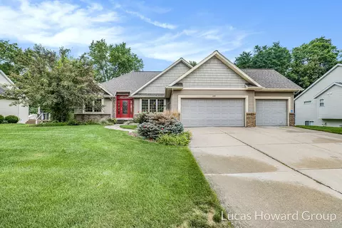 137 Ashridge Dr, Rockford, MI 49341