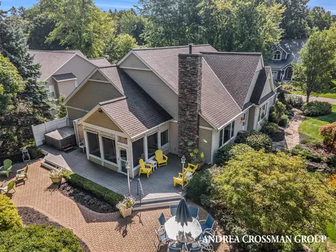 4386 Lakes Edge Dr, Holland, MI 49424
