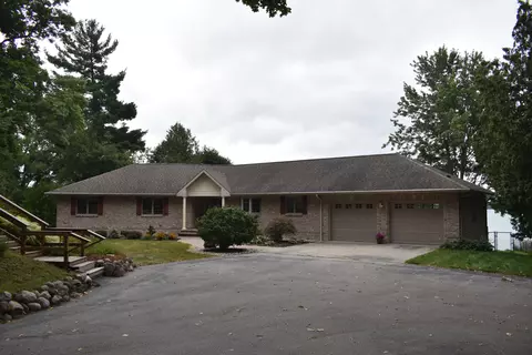 7052 W Lake Dr, Fremont, MI 49412