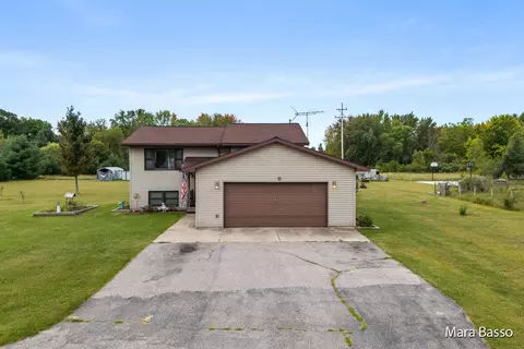 19947 W Lake Montcalm Rd, Howard City, MI 49329