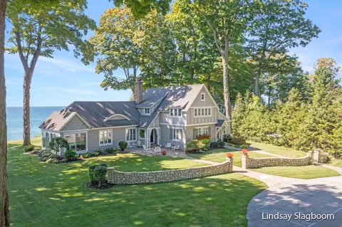 3068 N Scenic Dr, Muskegon, MI 49445