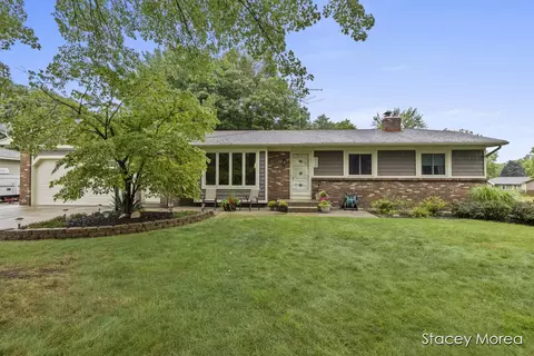8215 Crestview Ave, Jenison, MI 49428