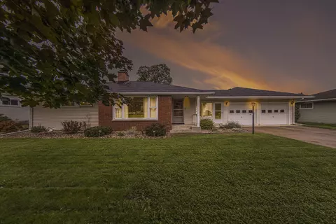 1516 Devonshire Rd, Jackson, MI 49203