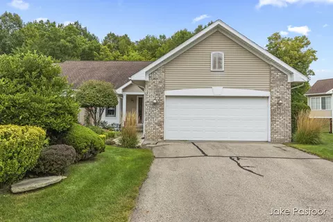 2126 Edington Dr SE, Grand Rapids, MI 49508