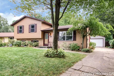 4638 Flying Eagle Dr SE, Kentwood, MI 49548