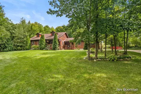 13880 Pointe North Ct, Cedar Springs, MI 49319