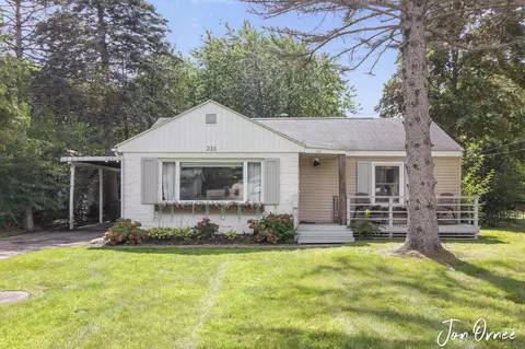 233 Randall Rd, Norton Shores, MI 49441