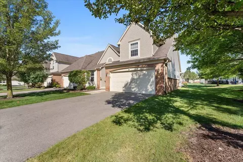 5550 Greenway Dr #38, Trenton, MI 48183