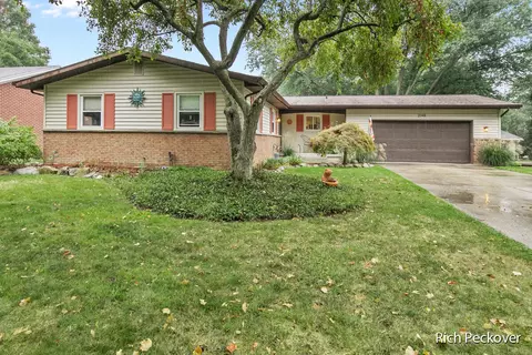 2048 Highbluff Dr NE, Grand Rapids, MI 49505