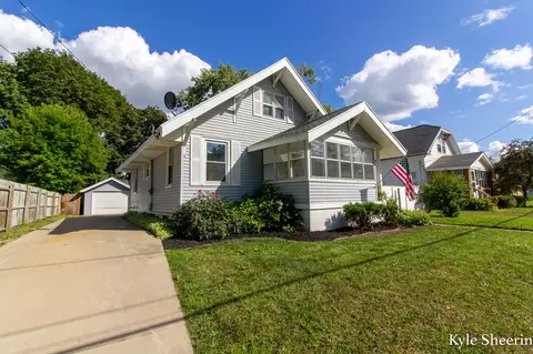 2138 Greenfield Ave SW, Wyoming, MI 49519