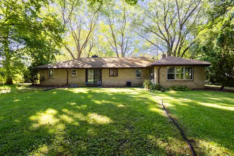 416 Bradley Dr, Jackson, MI 49201