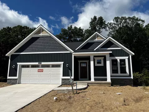14975 Bethpage Dr, Spring Lake, MI 49456