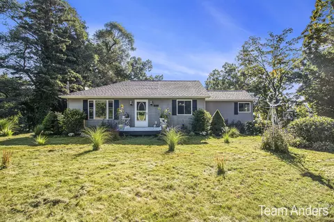 5800 Vinton Ave NW, Comstock Park, MI 49321