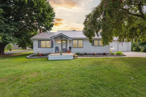 1904 W Main St, Mcbride, MI 48852