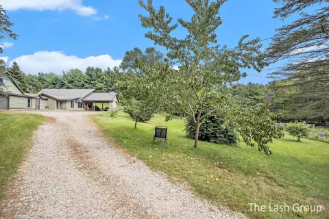 292 4th St, Plainwell, MI 49080 photo 4