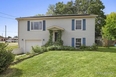 109 N Kent St, Kent City, MI 49330
