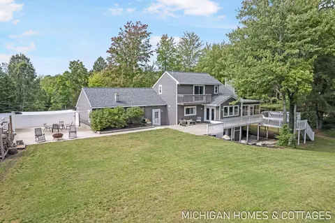 3861 64th St, Holland, MI 49423