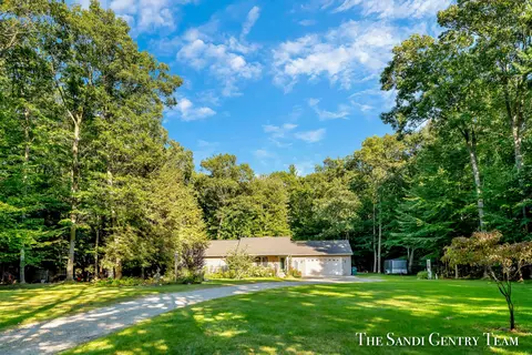 2290 Nestrom Rd, Muskegon, MI 49445
