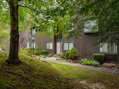 132 Stirling Ct #60, Kalamazoo, MI 49006