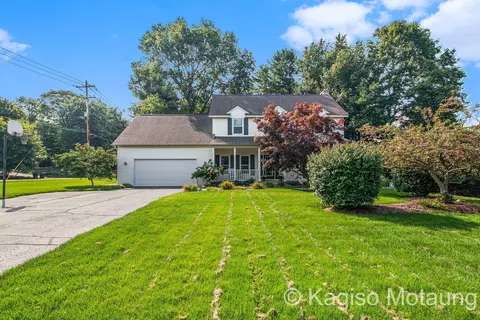 2138 Woodlark Dr, Holland, MI 49424