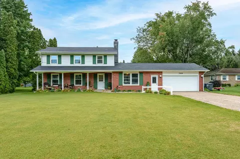 7888 N Gleneagle Dr, Kalamazoo, MI 49048
