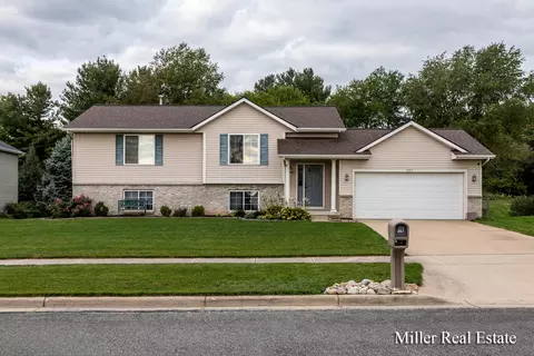 307 Lloyd Ct, Middleville, MI 49333