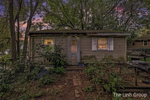 1009 Harding St NW, Grand Rapids, MI 49544
