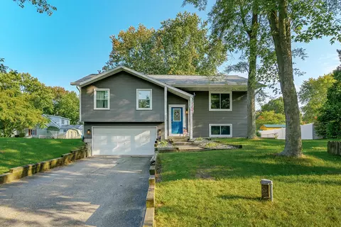 1237 S Vanbruggen Dr, Plainwell, MI 49080