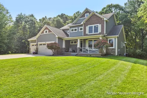 3898 Tree View Dr NE, Grand Rapids, MI 49525