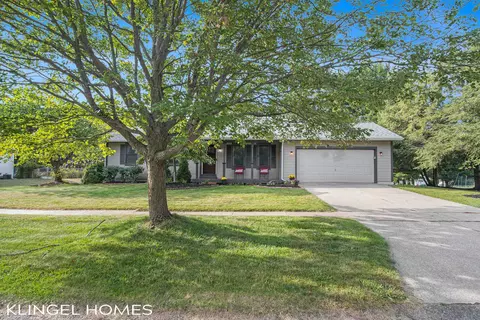17922 Cherokee Dr, Spring Lake, MI 49456