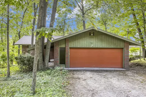 357 Horseshoe Ct, Plainwell, MI 49080