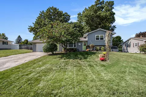 5481 Rockbluff Dr NE, Comstock Park, MI 49321