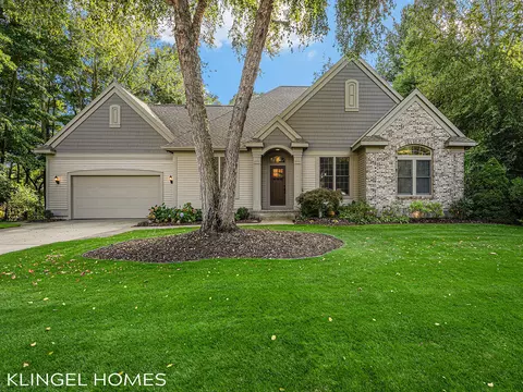 17982 Wildwood Springs Pkwy, Spring Lake, MI 49456