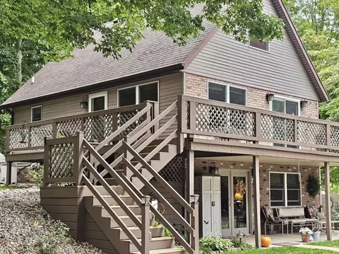 52110 Garrett Rd, Dowagiac, MI 49047