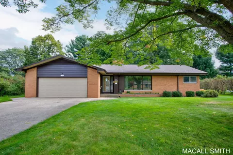 733 Larkwood Dr, Holland, MI 49423