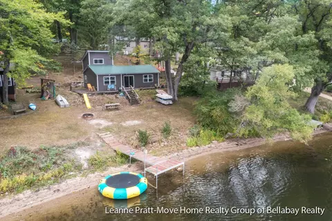 8 Oak Opening St, Delton, MI 49046